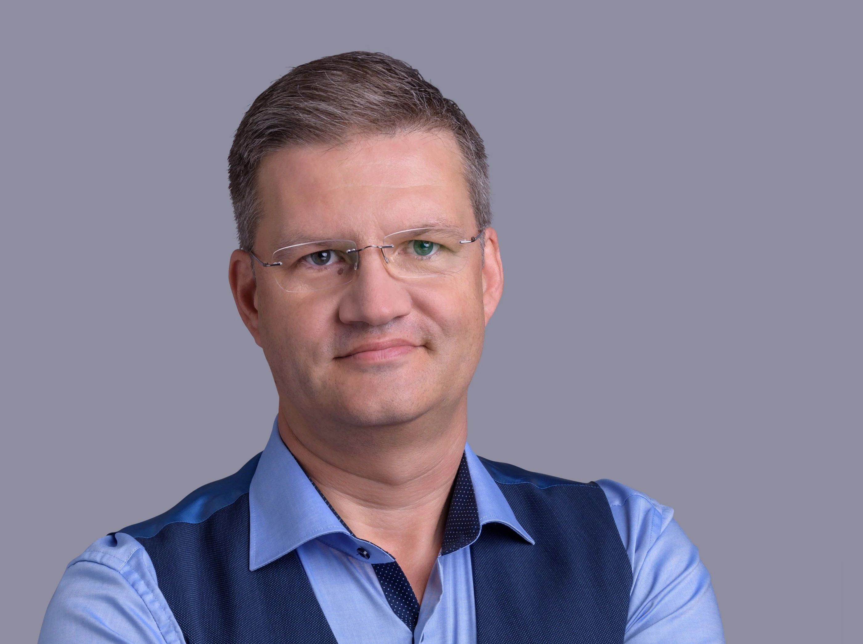 Dr. medic Georg Gusbeth an der Empfangstheke frontal